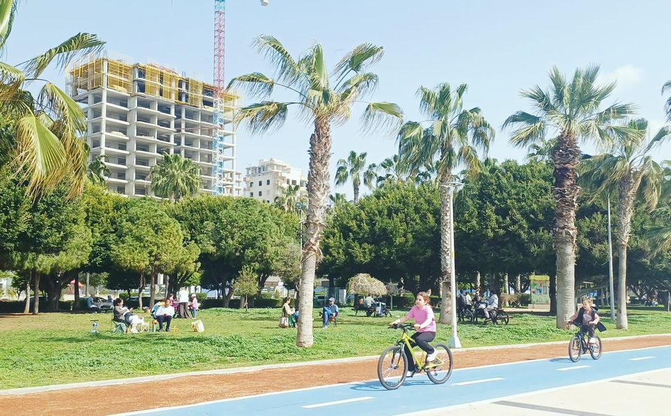Mersin’de pazar keyfi: güneşli hava sahilleri doldurdu