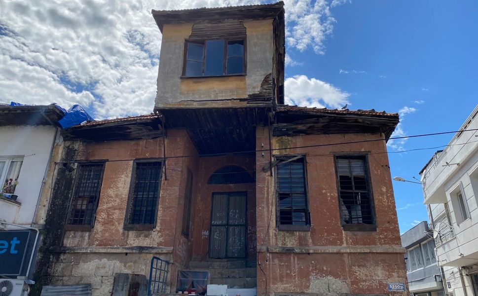 Ne yıkılabiliyor ne de yeniden yapılıyor