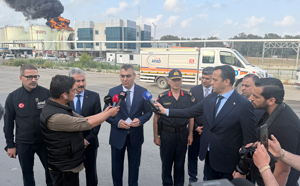 Mersin Valisi Toros: "Önceliğimiz yangının diğer tanklara sıçramasını önlemek"