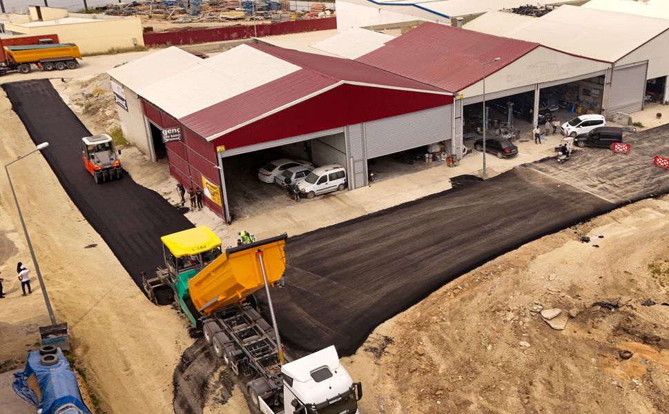 Kemalpaşa Mahallesi’nde sıcak asfalt ve park yenileme çalışmaları devam ediyor