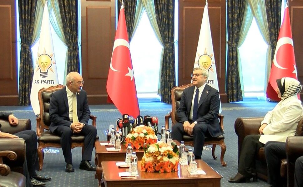 AK Parti ve CHP, 3 bayram sonra bayramlaştı