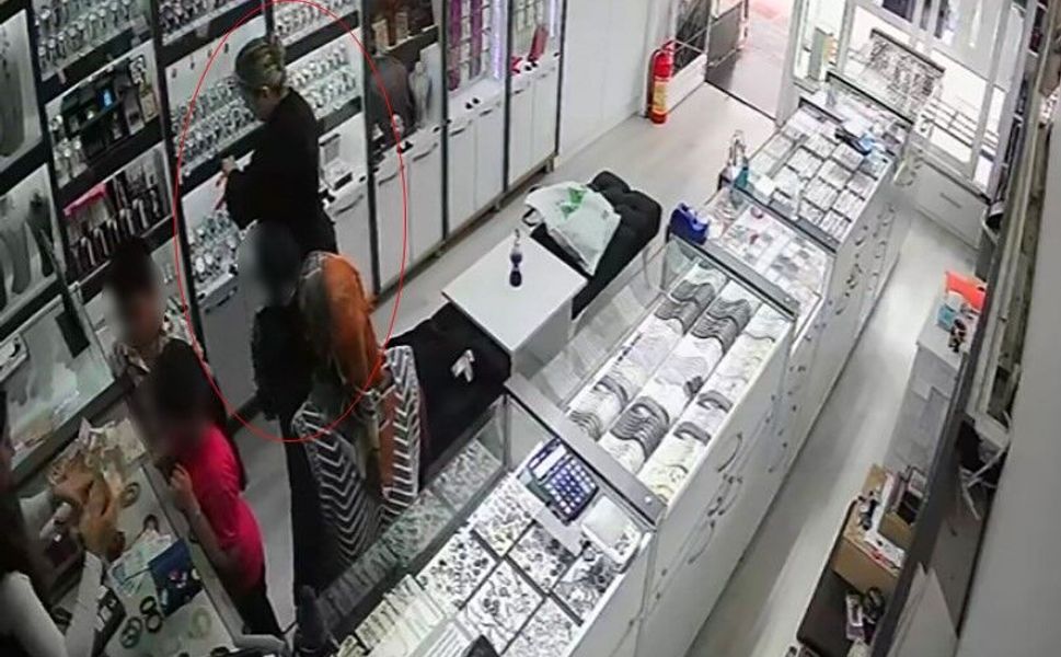 Silifke’de “bozuk para” oyunu: Saat alırken birini çaldı