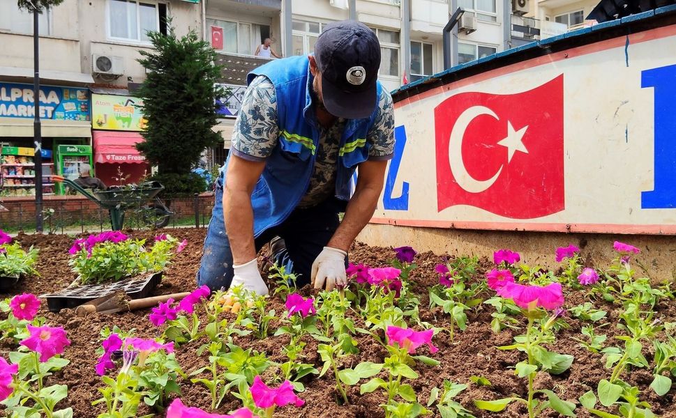 Akdeniz’de 50 bin çiçekle bahar hazırlığı