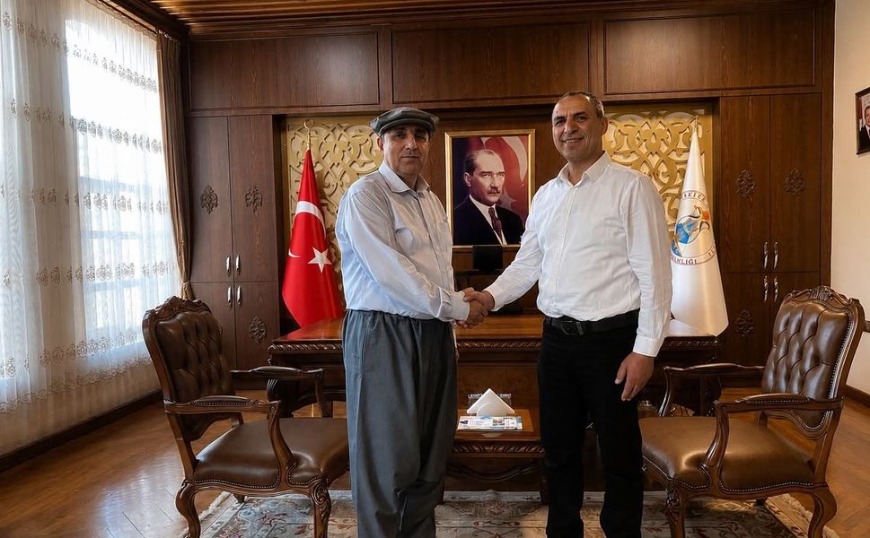 Çiftçiler Günü’nde renkli görüntüler: Kaymakam şalvar giydi