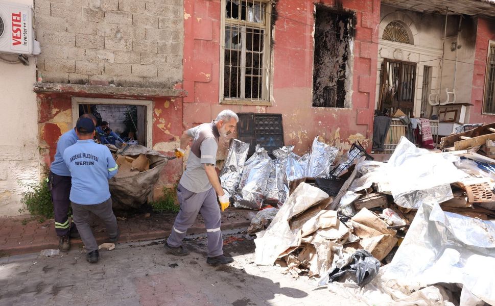 Evden tonlarca çöpü temizleyip mahalleye nefes aldırdılar