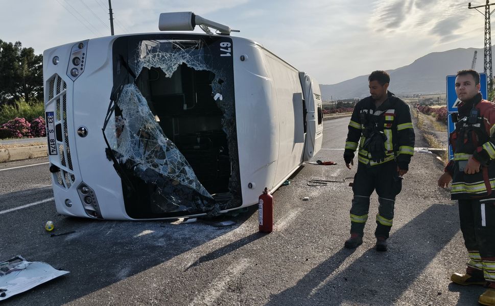 Mersin’de öğrenci servisi devrildi: 17 yaralı