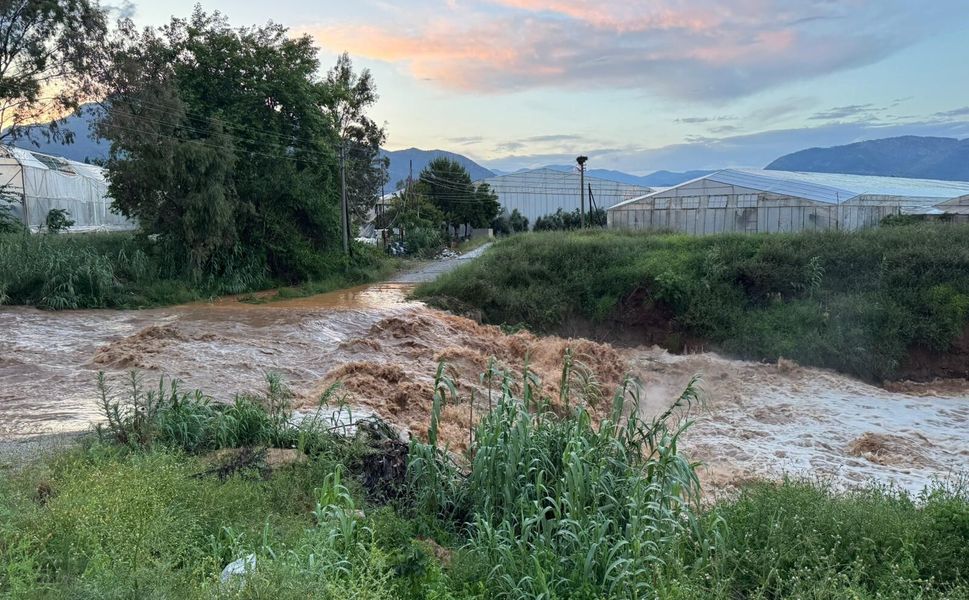 Mersin'de sağanak etkili oldu: Sel suları yolu aştı, bahçeler sular altında kaldı