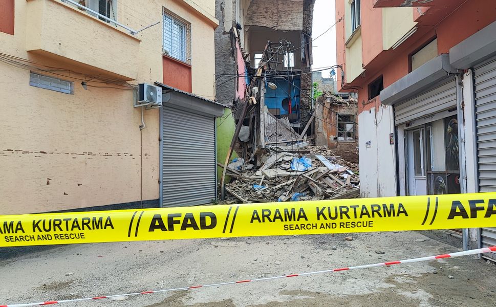 Sağanak ve deprem sonrası metruk binanın bir kısmı yıkıldı