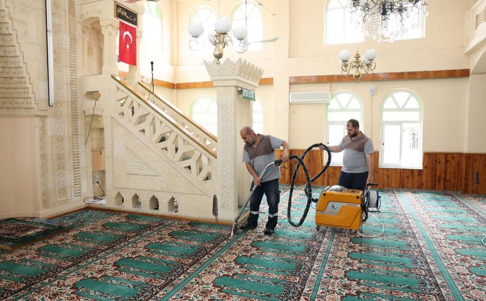 Camiler bayram öncesi dezenfekte edildi