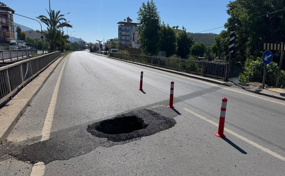 D-400 Karayolu'nda köprüde kısmi göçük yol trafiğe kapatıldı