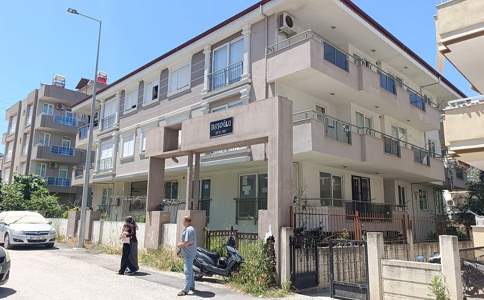 Korku apartmanında yaşamak zorundalar