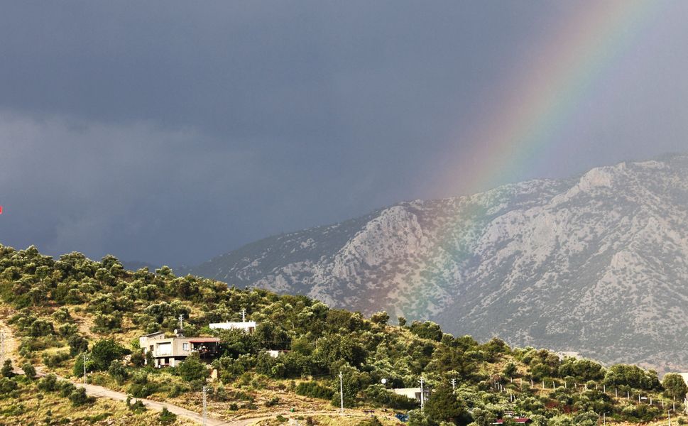 Türk bayrağı ve gökkuşağı bir araya getiren muhteşem buluşma