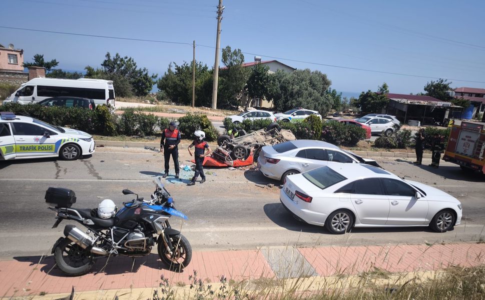 Erdemli’de 4 otomobil birbirine girdi: 1 yaralı