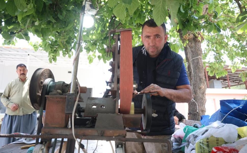 Ürettiği bıçakla tıraş ediyor, sosyal medyada gündem oldu