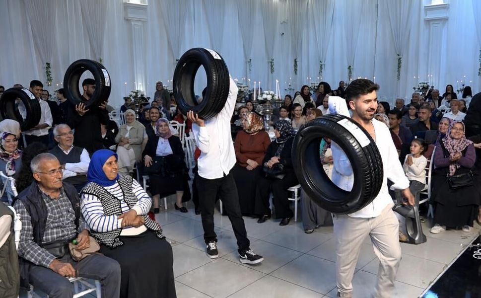 Düğünde damada araç lastiği ve motor yağı takıldı