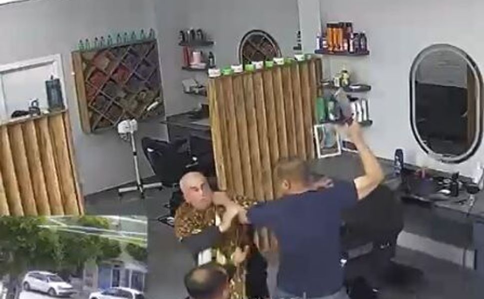 Berberde tıraş olan husumetlisine satırla saldırdı; 2 kişinin yaralandığı kavga anı kamerada