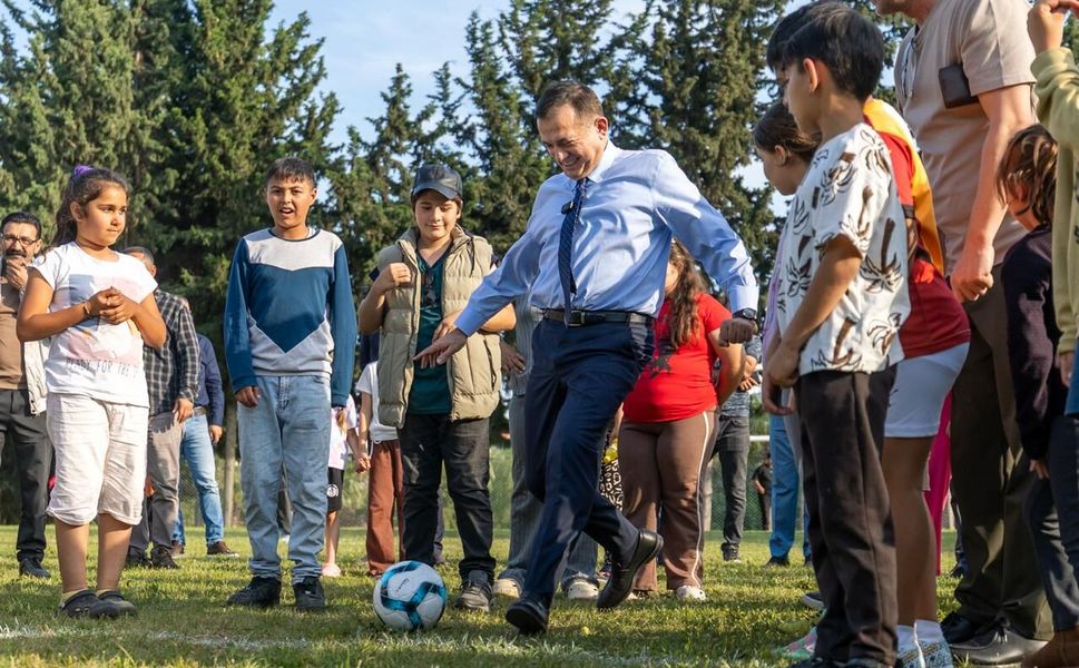 Özyiğit, çocuklara verdiği ‘Halı Saha’ sözünü tuttu