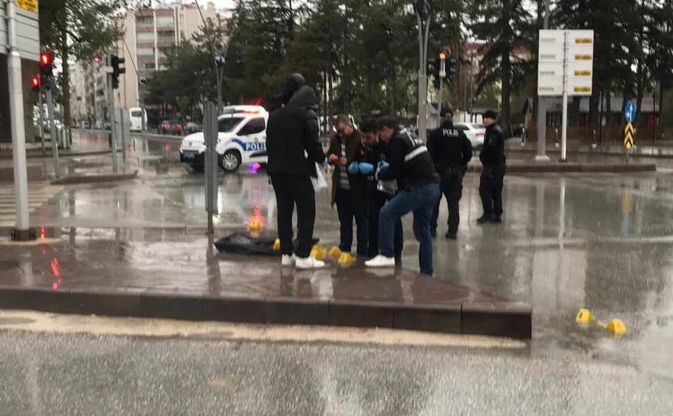 Çaldıkları para ve altınları kaza yapınca bırakıp kaçtılar