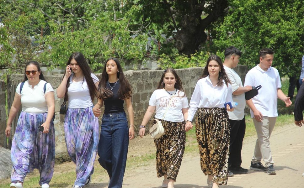 'Aşıklar Sokağı'nda dolaşıp kendilerine eş arıyorlar