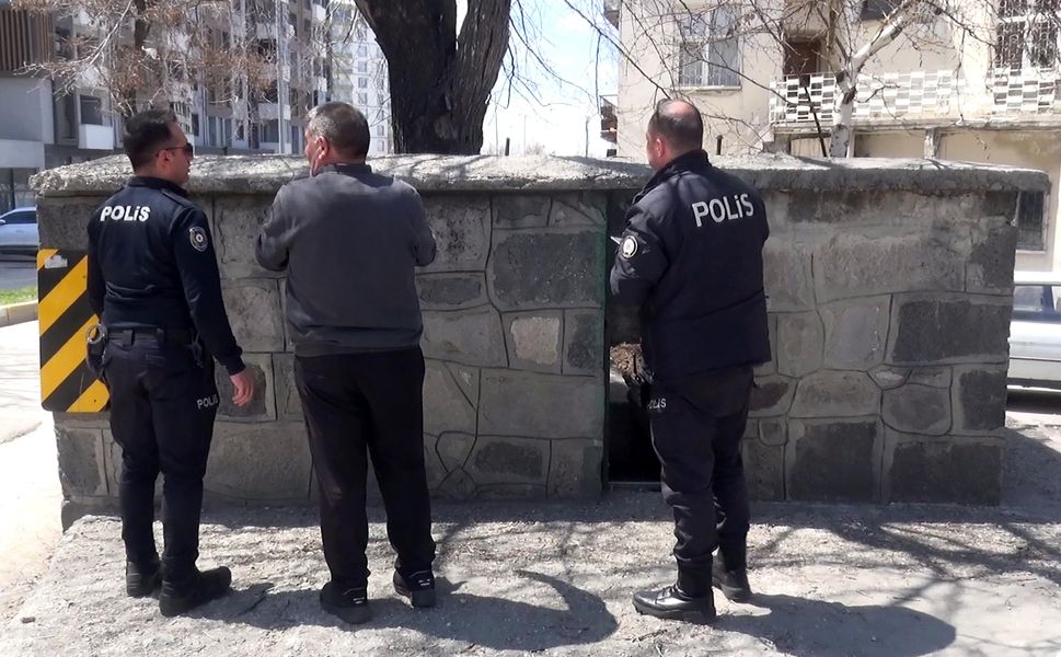 'Öksürük Baba Türbesi’nde define aradılar