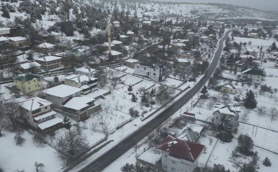 Mersin'de karla kaplanan mahalleler dronla görüntülendi