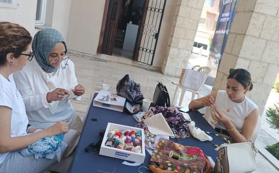 İğne işi tülbent oyası kültürünü yaşatmaya çalışıyorlar