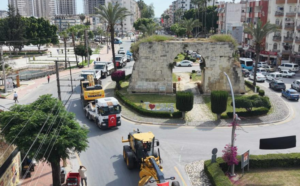 Tarsus Belediyesi yeni araçlarını kortejle tanıttı