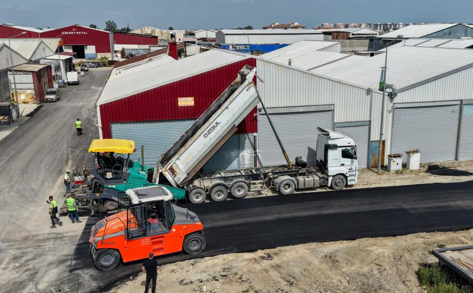 Tarsus’ta asfalt ve park yenileme çalışmaları sürüyor