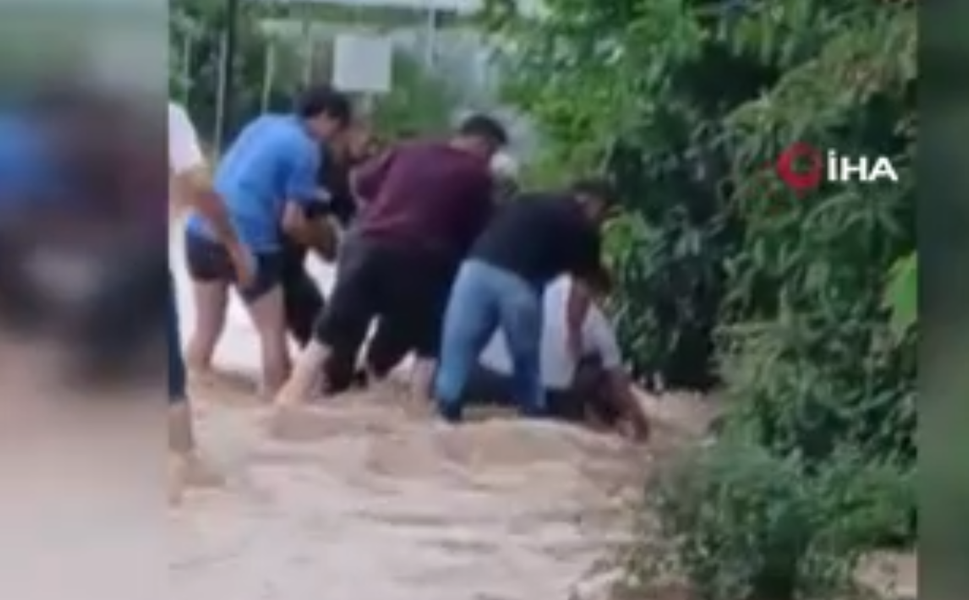 Sağanak sele dönüştü: Erdemli’de bir kişi akıntıya kapıldı