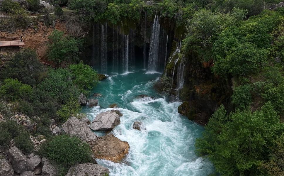 Mersin'in saklı cenneti Yerköprü Şelalesi, göz kamaştırıyor