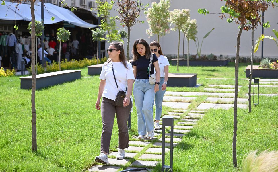 ‘Kırmızı Lacivert Kent Meydanı’ vatandaşların kullanımına açıldı