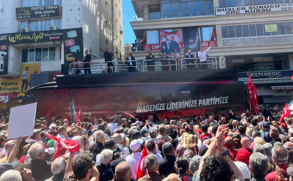 Özgür Özel: Derhal kurultay yapın, partiyi seçilmiş bir genel başkana kavuşturun
