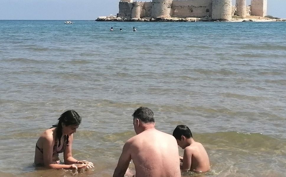 ‘Yaz’ havası; Tarihi Kızkalesi'nde tatilci yoğunluğu yaşattı