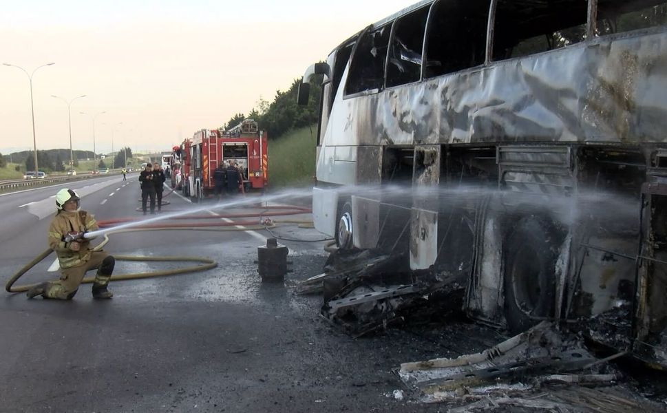 43 yolcunun bulunduğu tur otobüsü alev alev yandı