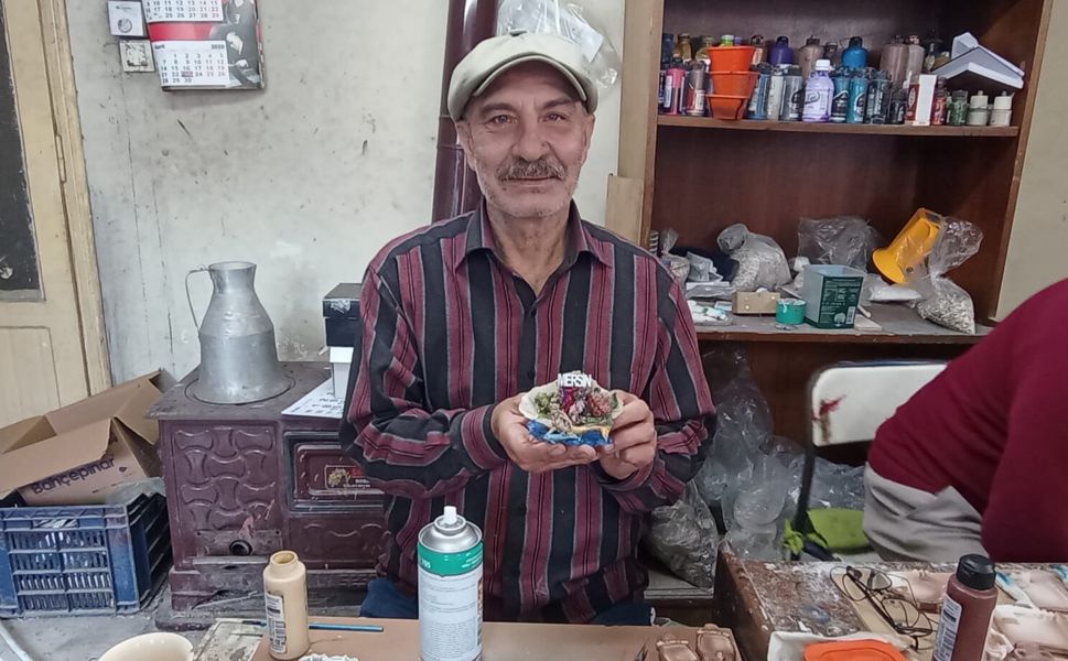 Vefat eden oğlunun yarım kalan hikayesini tamamlıyor