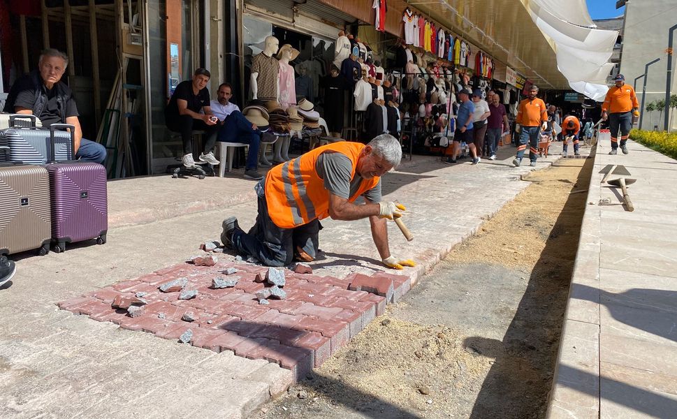 Akdeniz’de parke yenileme çalışmaları sürüyor