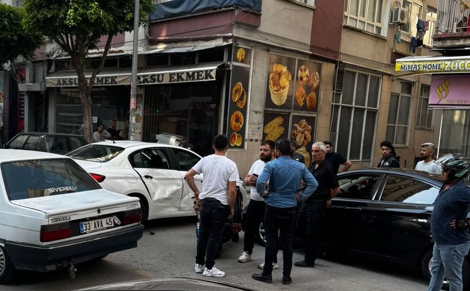 Otomobille çarpışan motosikletteki iki kişi yaralandı