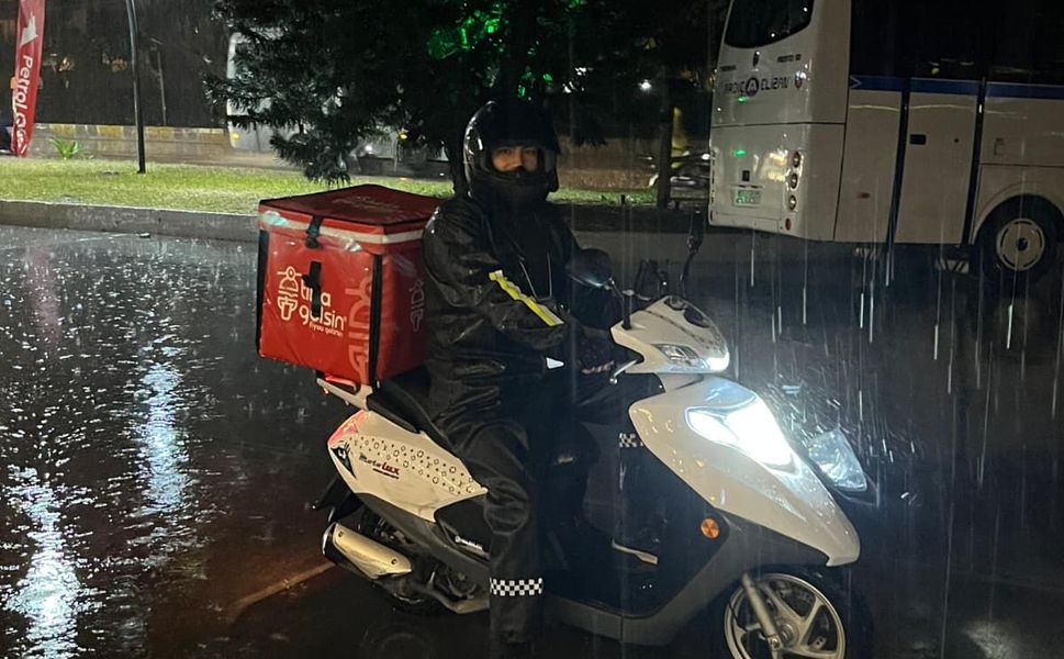 "Kuryeler yolun görünmezleri oldu"