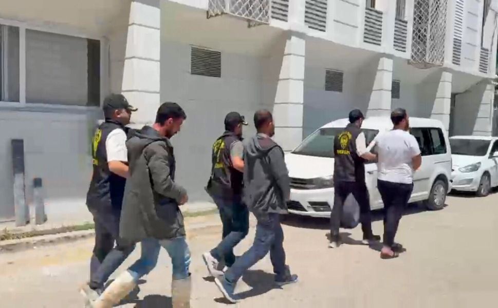Kendisini polis olarak tanıtan dolandırıcılar yakalandı