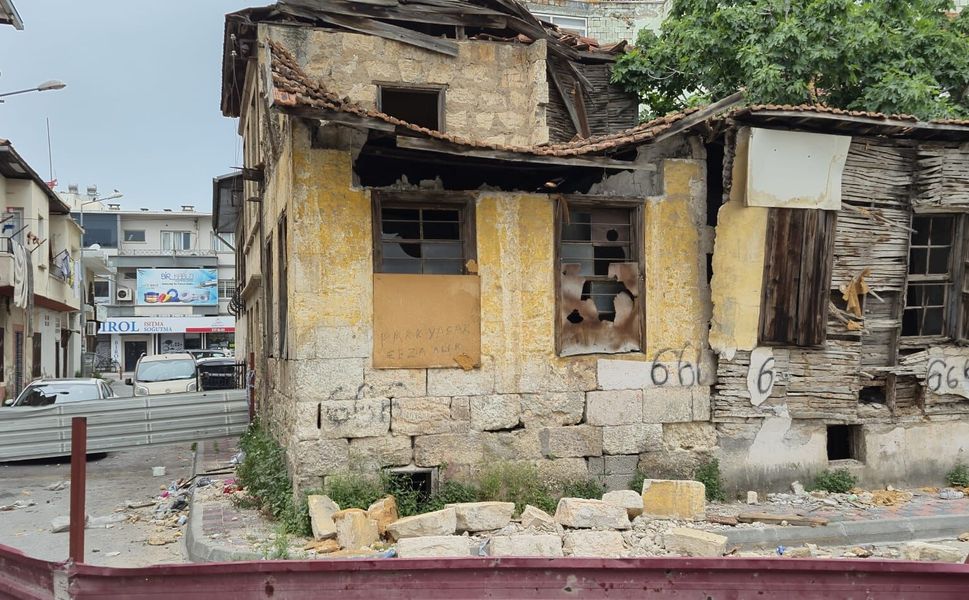 Yıkılan eski Mersin evi sosyal yaşamı etkiliyor