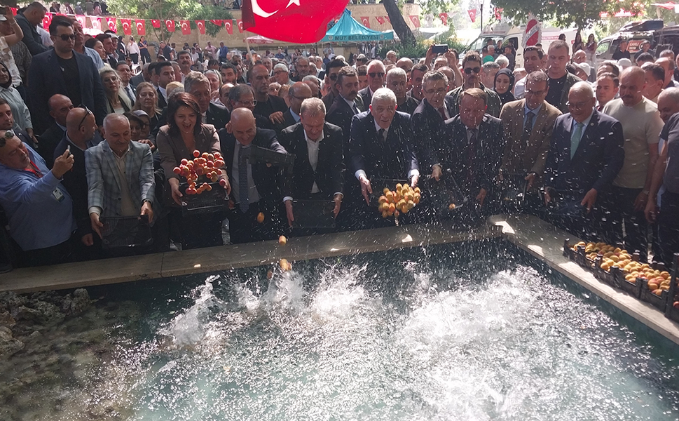 Mut’ta 64. Karacaoğlan ve Kayısı Festivali coşkuyla başladı