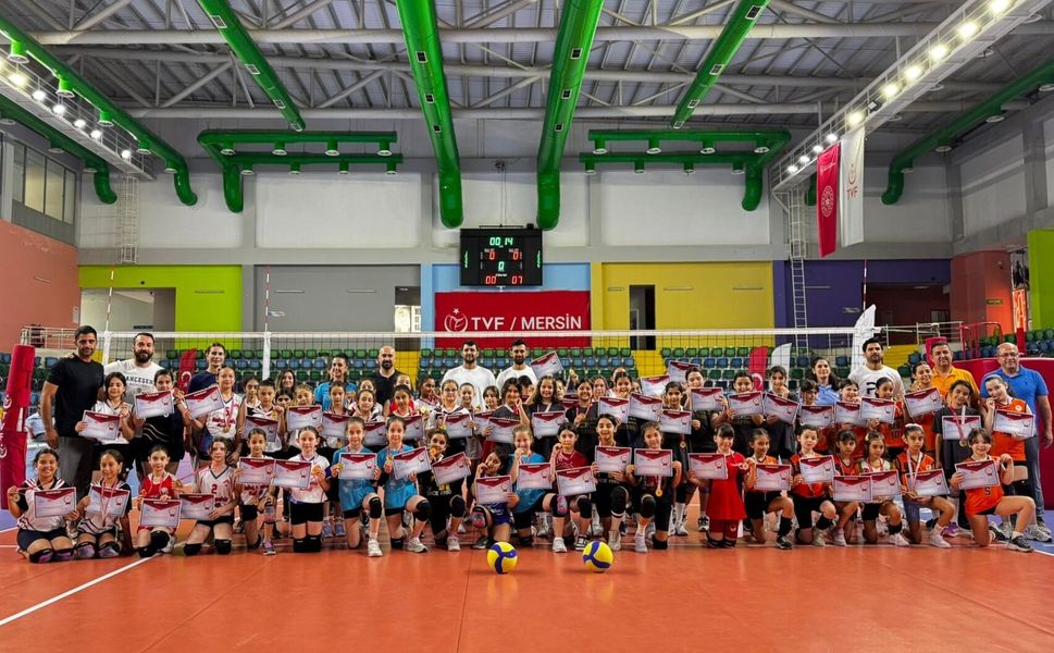 Minik voleybolcular şenlikte buluştu
