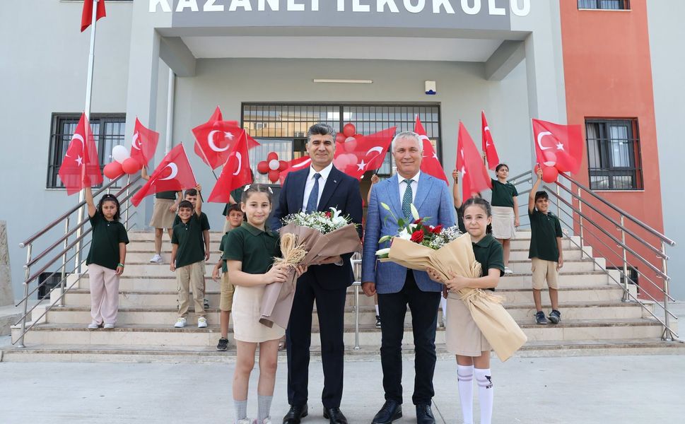 Başkan V.  Zeyit Şener, öğrencilerin karne programına katıldı