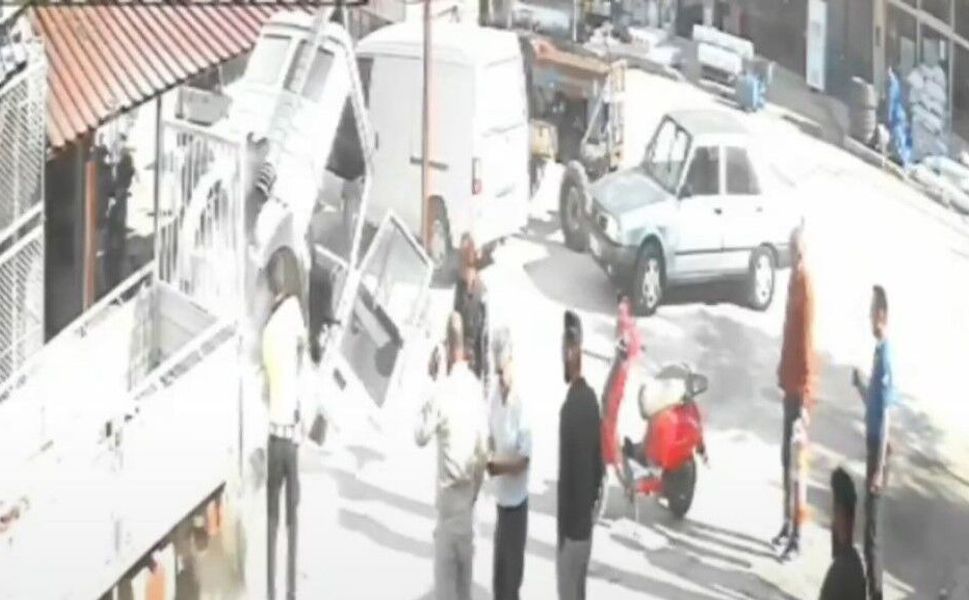 Yanan kamyonete devriye görevindeki polis müdahale etti