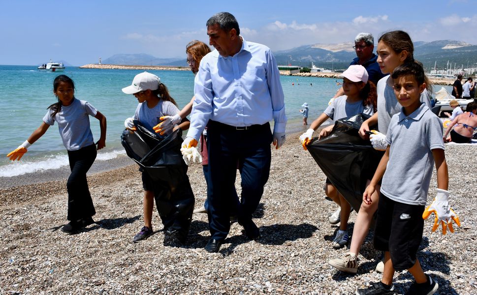 Taşucu sahilinde çevre için ortak temizlik etkinliği
