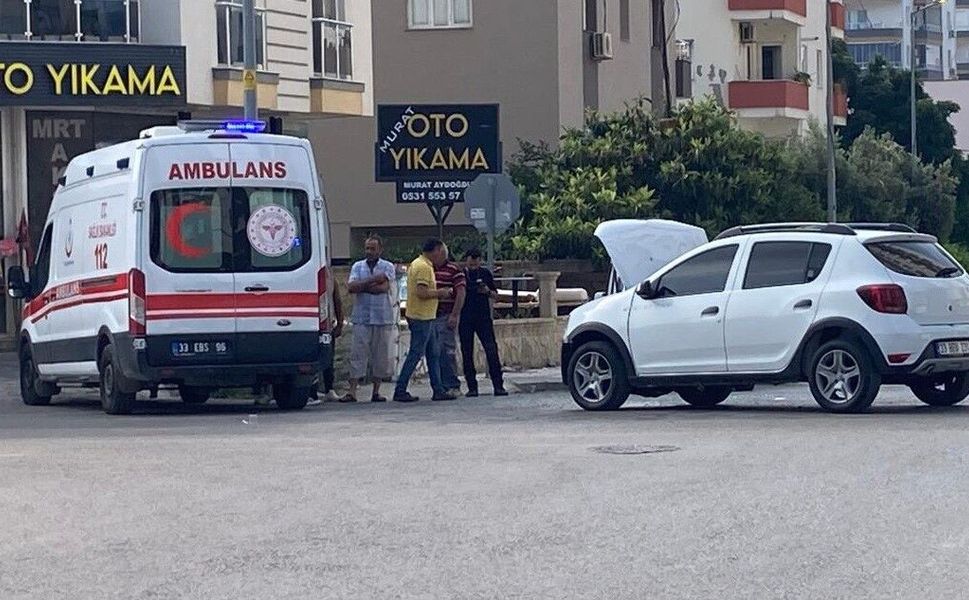 Erdemli’de kavşakta kaza: 2 yaralı
