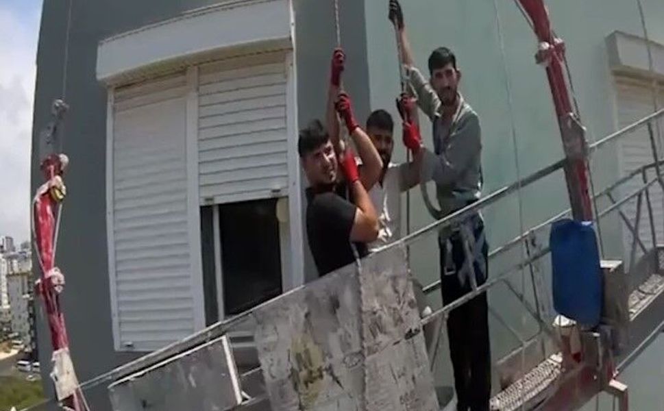 İskelede mahsur kalan 3 işçi kurtarıldı