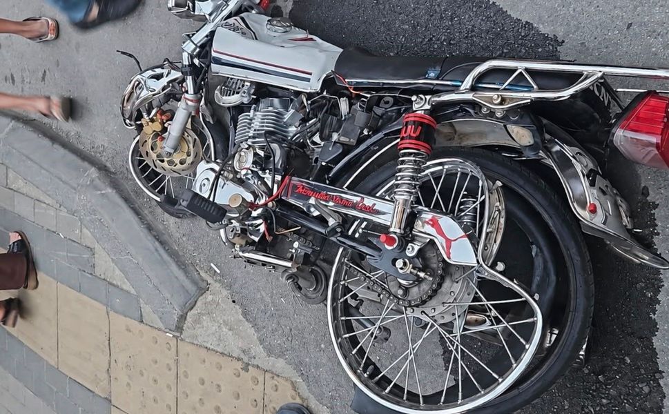 Kafa kafaya çarpışan motosikletli ağır yaralandı