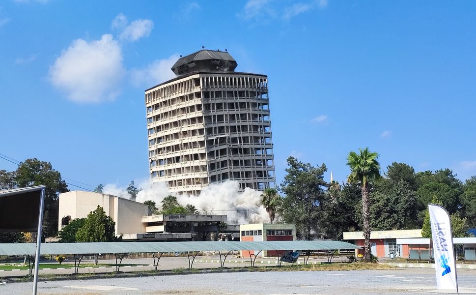 Adana'da depremde hasar gören 16 katlı binası dinamit ile yıkıldı