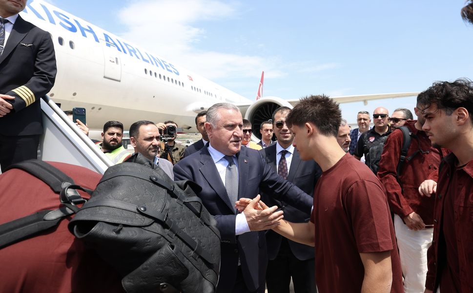 Gençlik ve Spor Bakanı Bak milli futbolcuları ABD’ye uğurladı